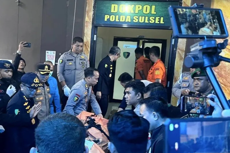 Suasana saat jenazah korban kecelakaan pesawat ATR 42-500 tiba di Posko DVI Biddokkes Polda Sulsel 
