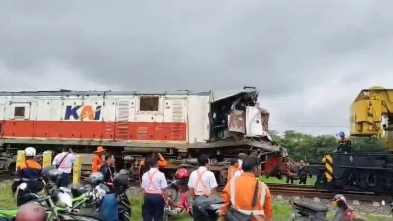 Proses evakuasi lokomotif yang mengalami kecelakaan di Cirebon