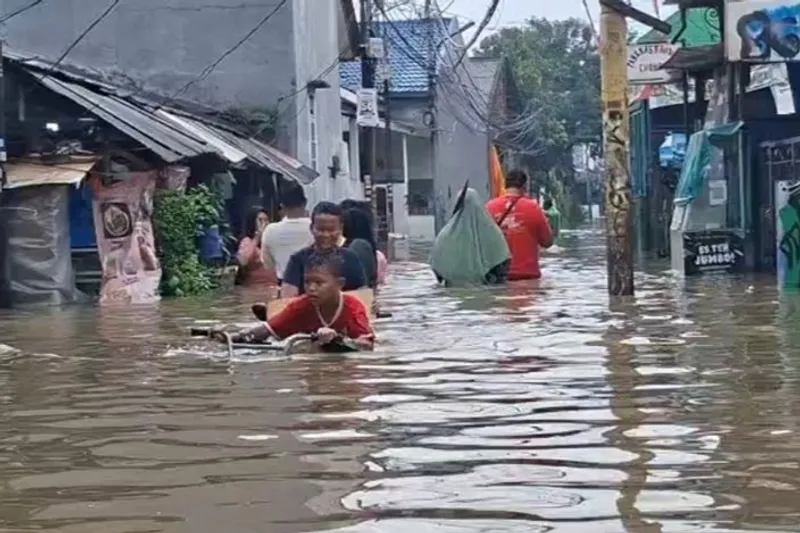 Banjir setinggi satu meter menggenangi permukiman warga di kawasan  Cengkareng Jakarta