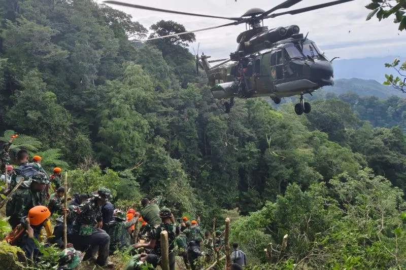Tim SAR gabungan bersiap mengevakuasi korban pesawat ATR 42-500 dengan helikopter 