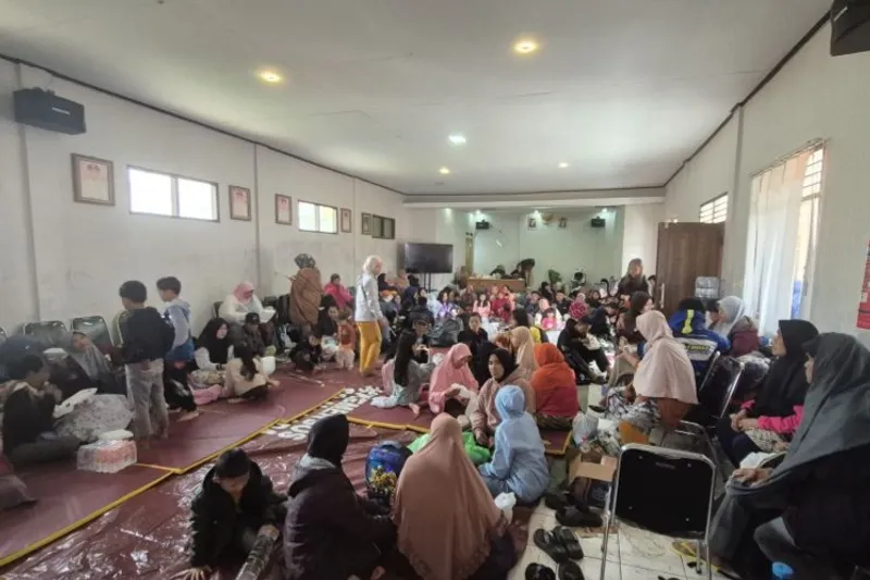 Kondisi pengungsian sementara di Kantor Desa Pasirlungu, Cisarua, Kabupaten Bandung Barat