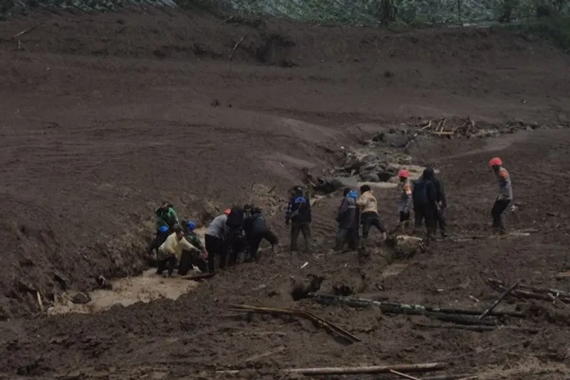 Proses evakuasi korban longsor di Kampung Pasirkuning hingga, Desa Pasirlangu, Cisarua