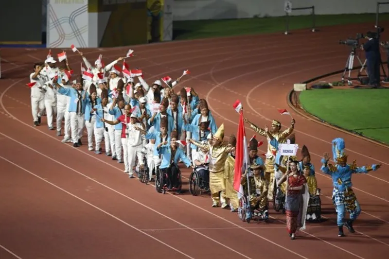 Atlet dan ofisial kontingen Indonesia mengikuti defile saat pembukaan ASEAN Para Games 2025 