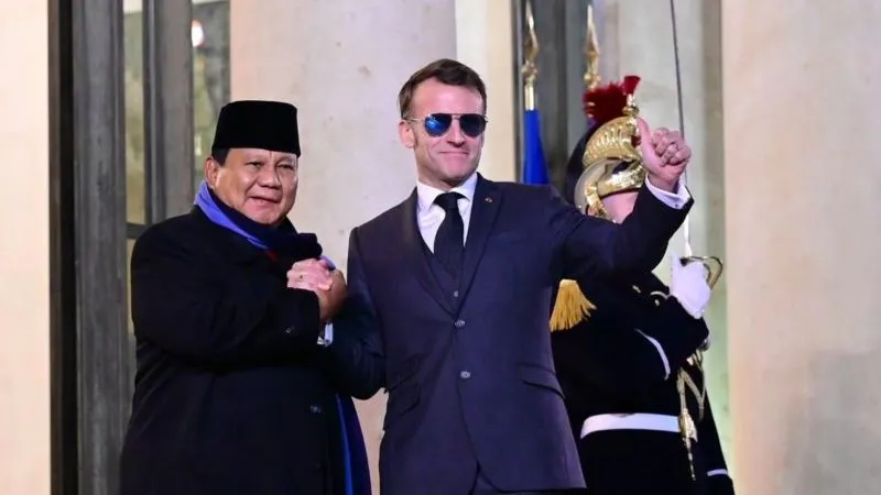 Presiden Prabowo Subianto (kiri) dan Presiden Prancis Emmanuel Macron 