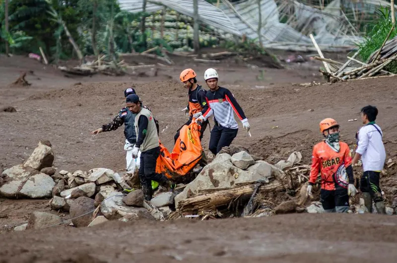 antarafoto-pencarian-korban-bencana-tanah-longsor-di-cisarua-1769333309-1