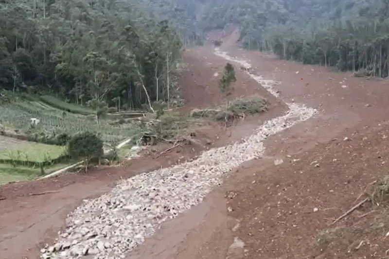 Jalur aliran lumpur (mudflow) yang melintas Kampung Pasir Kuning 
