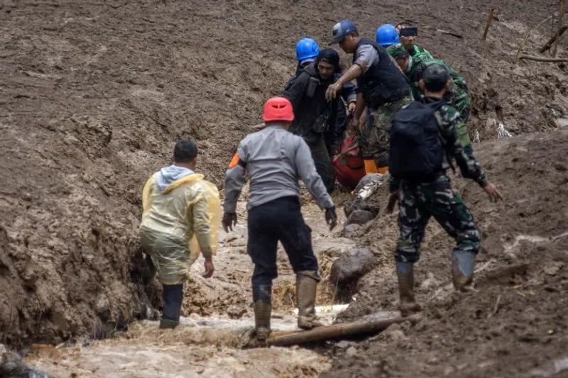 Tim SAR gabungan mengevakuasi korban bencana tanah longsor di Cisarua