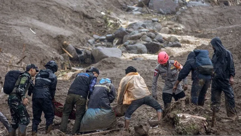 Tim SAR gabungan dan TNI-Polri mengevakuasi korban bencana tanah longsor Cisarua Bandung Barat
