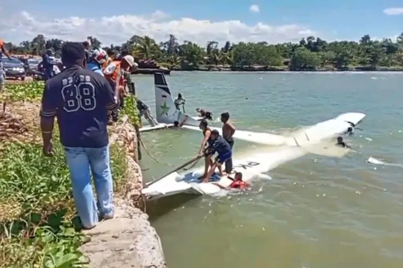 Warga saat melakukan evakuasi penumpang dari Pesawat Smart Air 