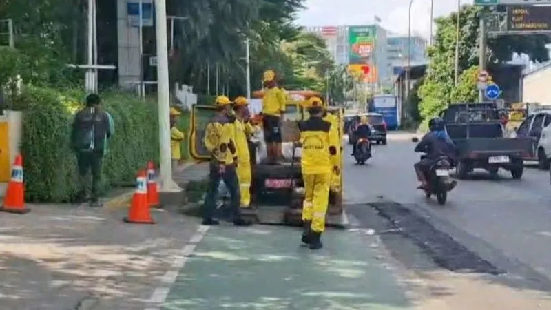 Petugas Dinas Bina Marga DKI Jakarta 