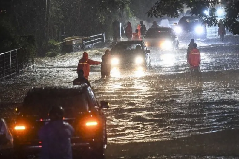 Para pengendara mobil saat menerjang banjir di kawasan Jeruk Purut
