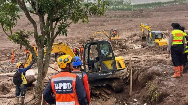 Tim SAR gabungan saat melakukan proses pencarian terhadap korban longsor Cisarua