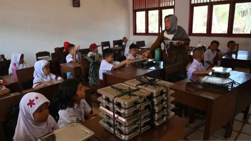 pembagian-mbg-bagi-murid-di-sekolah-terdampak-bencana-2715690