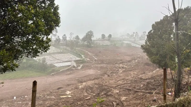 Situasi saat proses pencarian terhadap korban longsor dihentikan sementara 