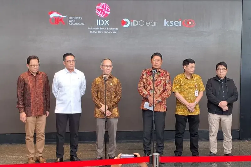 Ketua Dewan Komisioner Otoritas Jasa Keuangan (OJK) Mahendra Siregar 