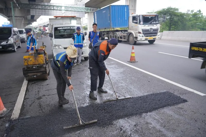 Perbaikan jalan berlubang di ruas Tol Jakarta-Cikampek. 