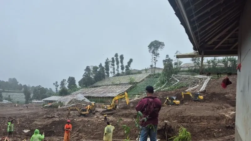 Proses evakuasi longsor di Sektor A2, Pasirlangu,Cisarua, Kabupaten Bandung Barat 