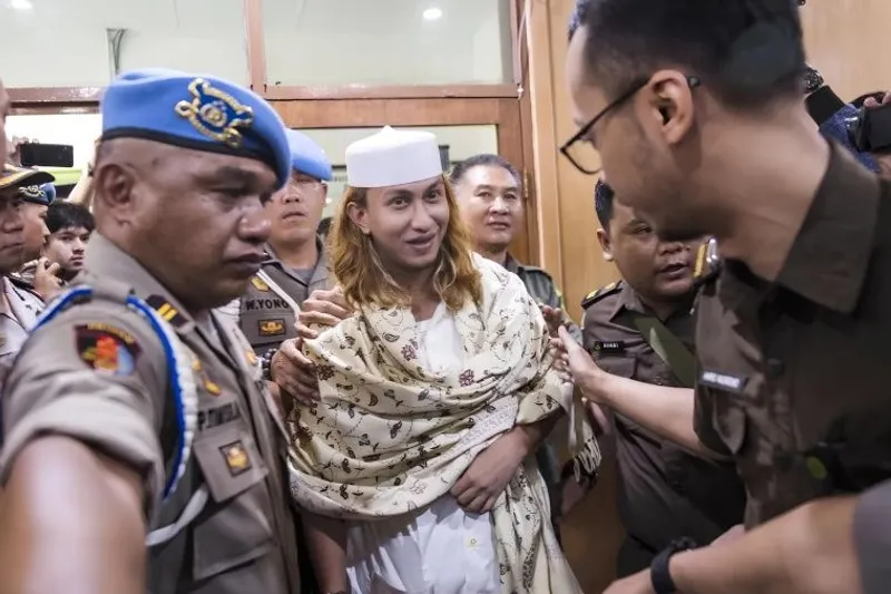 Polisi menggiring Bahar bin Smith 