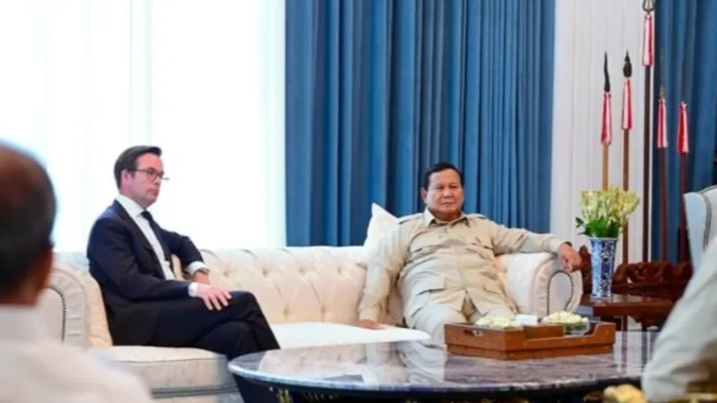 Presiden Prabowo Subianto (kanan) bersama CEO Embraer Commercial Aviation Arjan Meijer