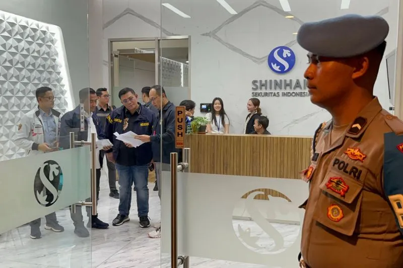 Dittipideksus Bareskrim Polri menggeledah kantor PT Shinhan Sekuritas Indonesia 