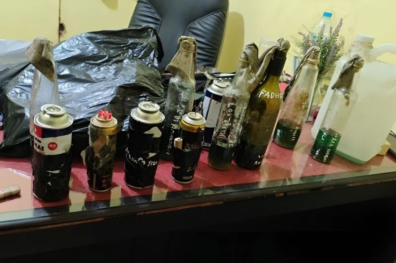 Barang bukti yang diamankan Densus 88 AT Polri dari kasus seorang siswa SMPN 3 Sungai Raya