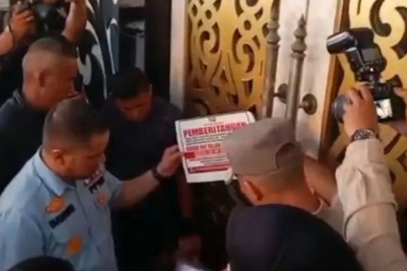 Penyegelan THM New Paragon Cafe and KTV di Pekanbaru oleh Satpol PP 