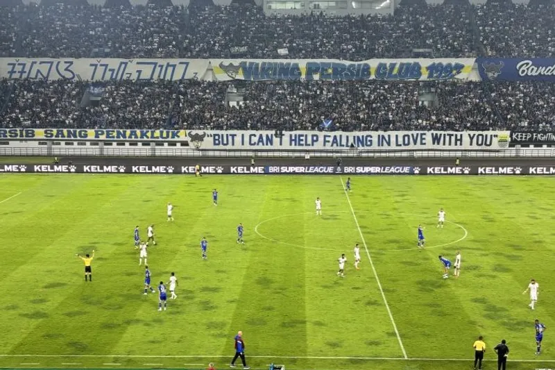 Situasi pertandingan Persib Bandung melawan Malut United 