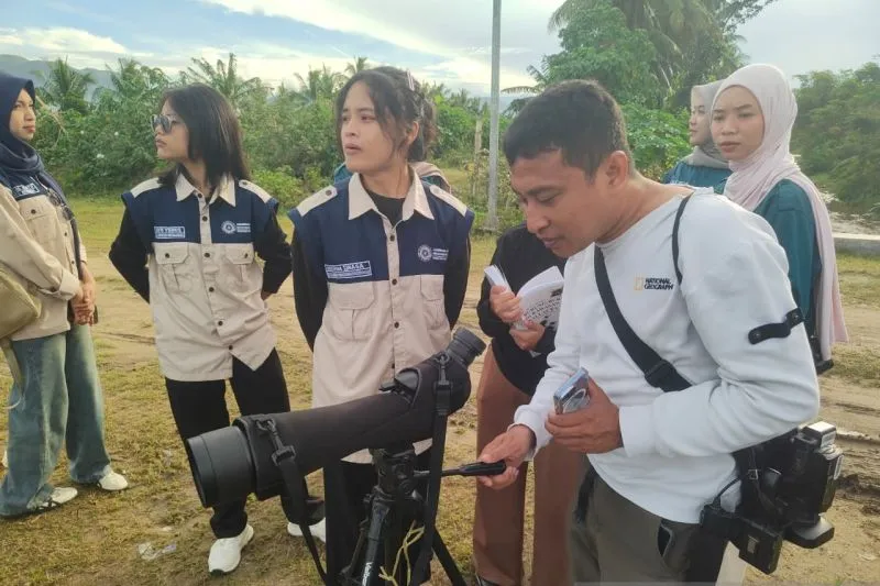 Perkumpulan Biodiversitas Gorontalo (BIOTA) melakukan sensus burung air di Danau Limboto