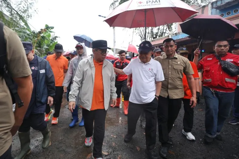 Gubernur DKI Jakarta Pramono Anung bersama mantan Wakil Presiden Indonesia Jusuf Kalla 