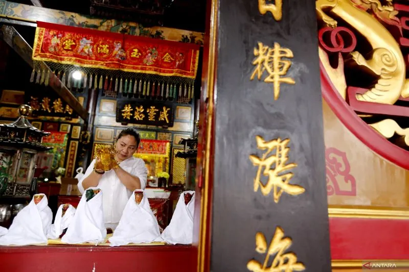 Umat Tridharma mencuci arca di Kelenteng Tulus Harapan Kita di Kota Gorontalo, Gorontalo, Minggu (8/2/2026). Cuci arca merupakan ritual penyucian patung dewa-dewi yang melambangkan pembersihan diri dan hati agar suci dan tulus dalam menyambut tahun baru Imlek. ANTARA/Adiwinata Solihin