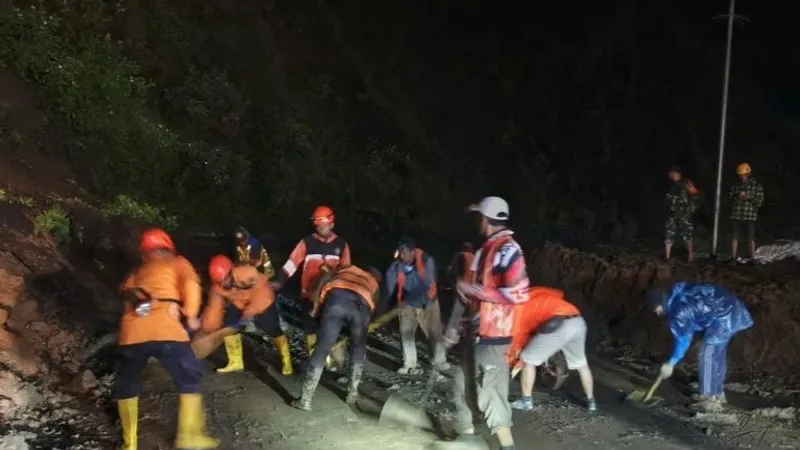 tanah longsor yang menutupi badan jalan akses ke wisata Pusuk-Sembalun