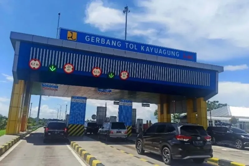 Suasana arus lalu lintas di Gerbang Tol Kayuagung 