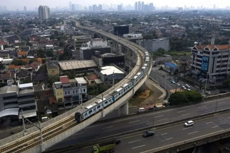 Rangkaian kereta MRT dan sejumlah kendaraan melintas di kawasan Fatmawati