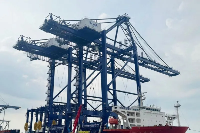 Pengiriman alat baru ke terminal peti kemas