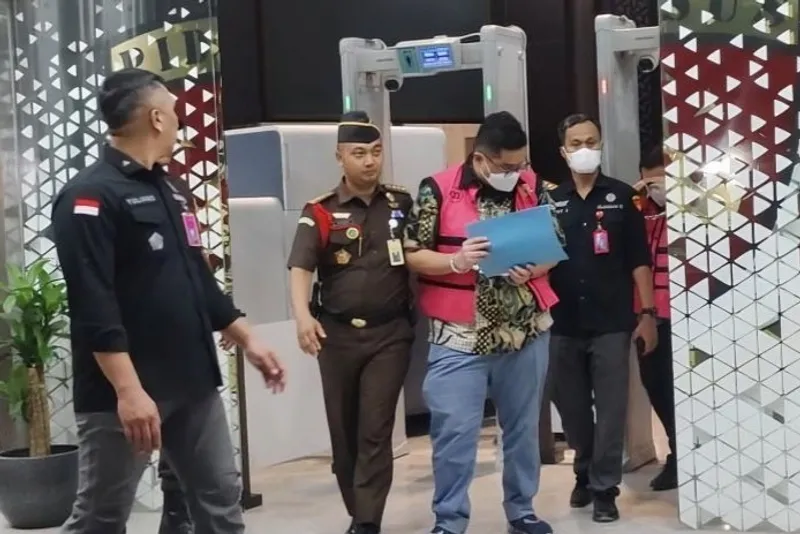 seorang tersangka dalam kasus dugaan tindak pidana korupsi ekspor cpo