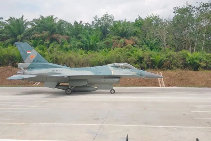 Pesawat tempur F-16 TNI AU menguji coba pendaratan dan lepas landas di Jalan Tol 