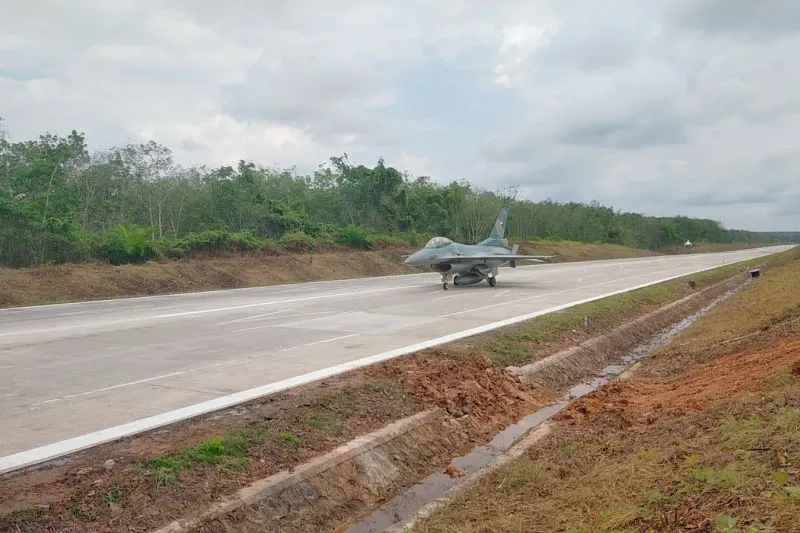 Pesawat tempur TNI Angkatan Udara yang melakukan uji coba pendaratan dan lepas landas di jalan tol 