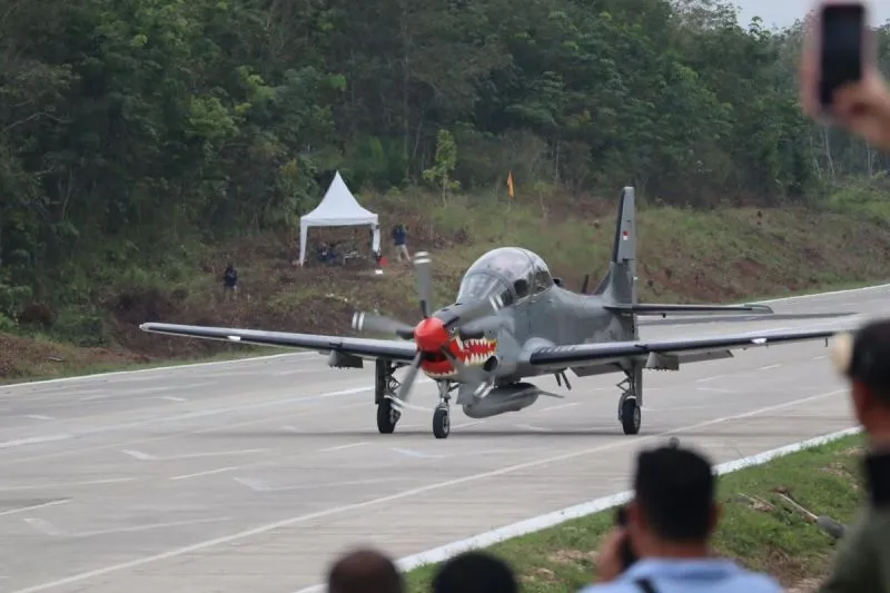 Pesawat tempur EMB-314 Super Tucano melakukan uji coba pendarata