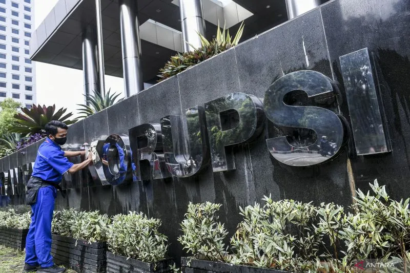 Pekerja membersihkan gedung Merah Putih KPK