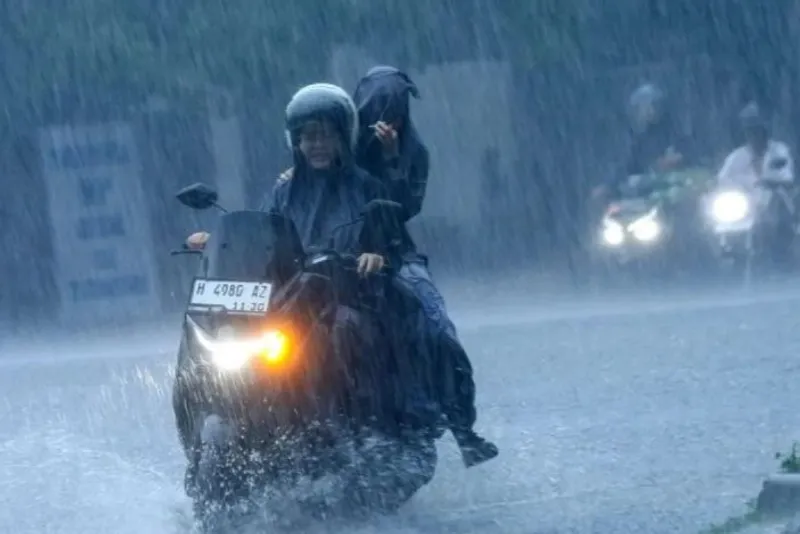 Sejumlah pengendara menerjang guyuran hujan