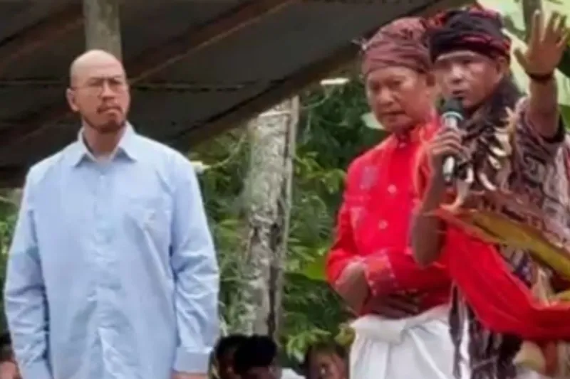 Pandji Pragiwaksono (kiri) mendengarkan Ketua Tongkonan Kada Sam Barumbun 