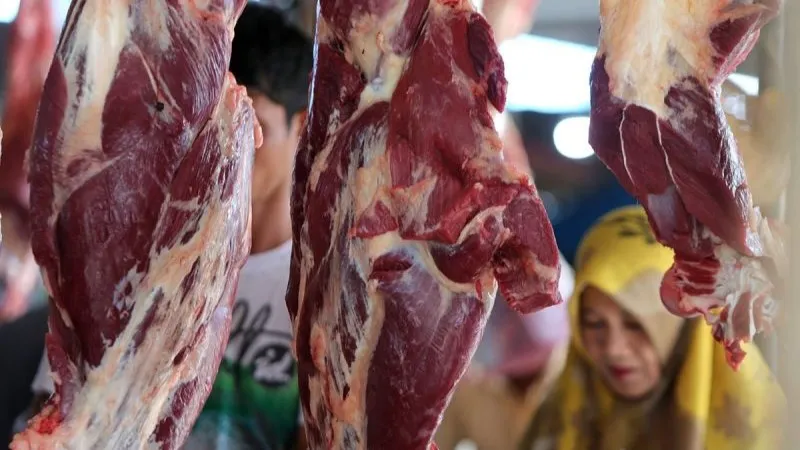 Warga membeli daging sapi 