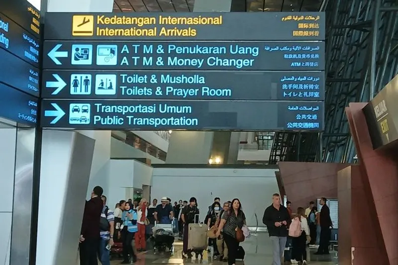 calon penumpang penerbangan beraktivitas di area Terminal di Bandara Internasional Soekarno-Hatta 
