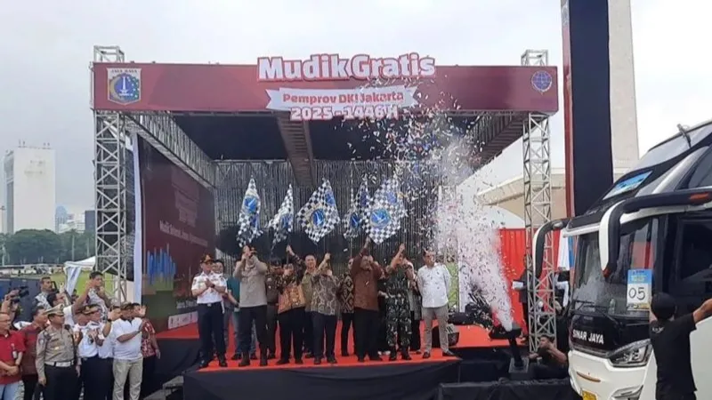 melepas peserta Program Mudik Gratis 2025 di Monumen Nasional