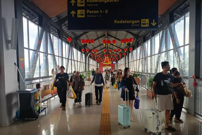 Penumpang memadati jalur kedatangan di Stasiun Malang, Kota Malang