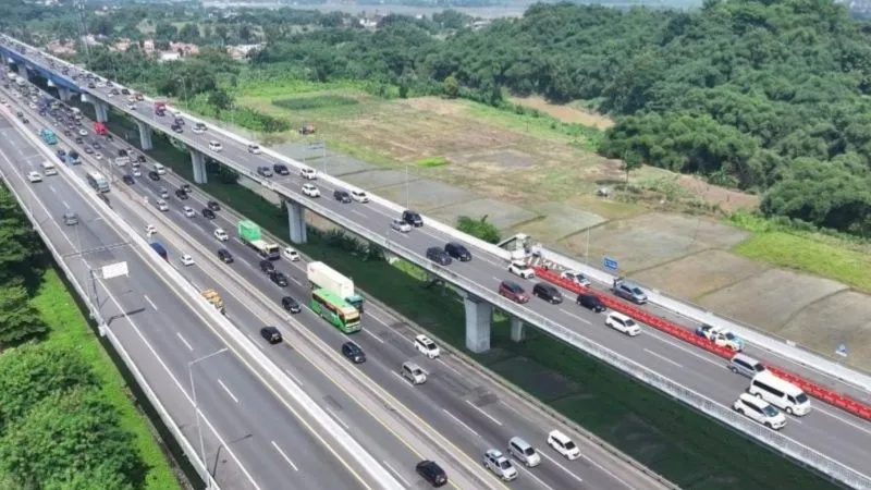 Kendaraan melintas Ruas Jalan Layang Mohamed Bin Zayed 