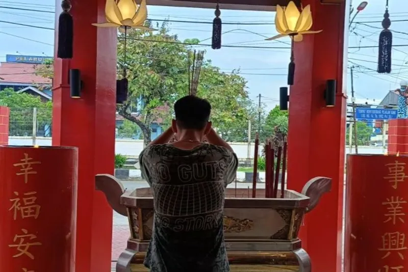 bersembahyang di Thien Le Kong Samarinda