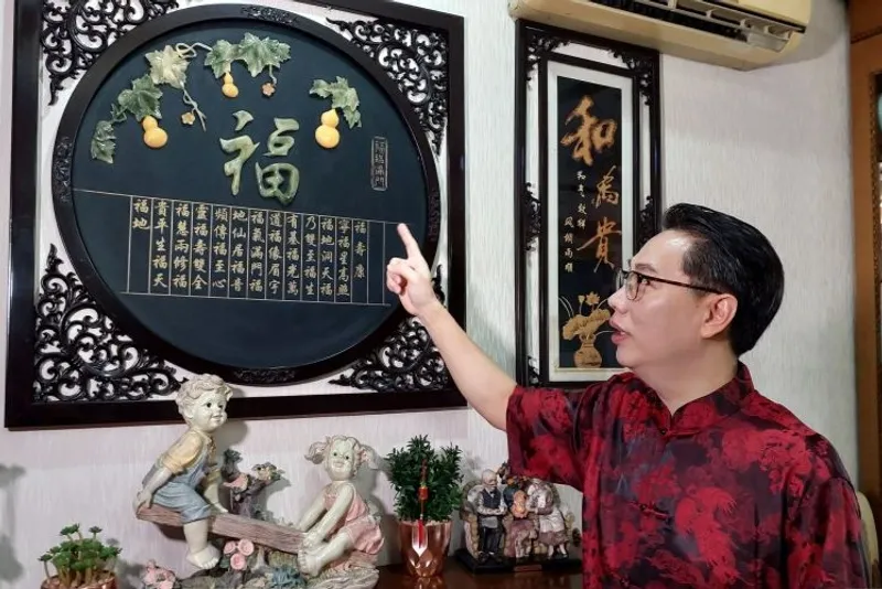 Yulius Fang menunjukkan pajangan tulisan Fu 