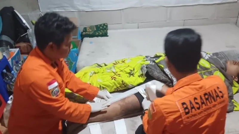 Pendaki asal Jember mendapatkan penanganan medis setelah berhasil dievakuasi dari Gunung Rante