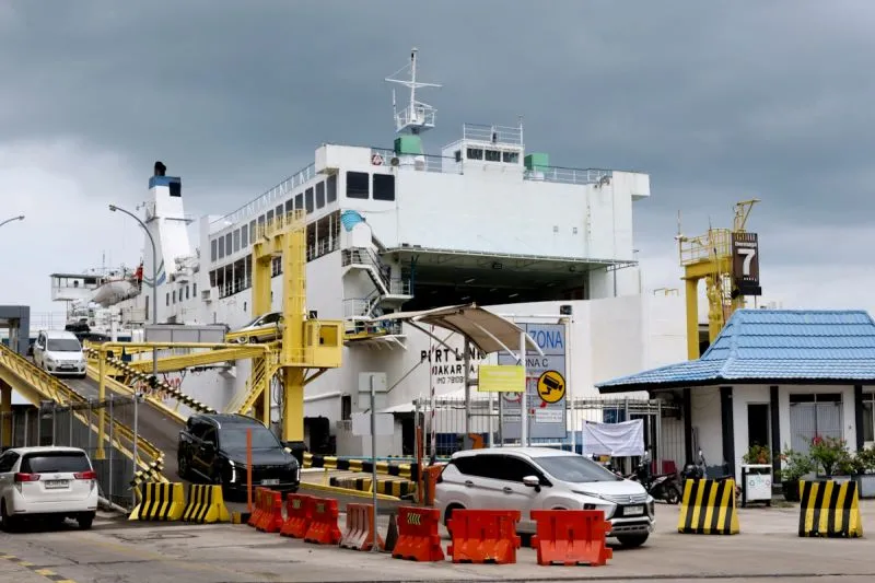 roda empat keluar dari kapal penyeberangan ferry milik PT ASDP